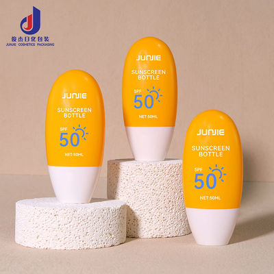 फ्लैट गोल निचोड़ बोतल 50ml सनस्क्रीन कंटेनर पीई कॉलर और सफेद पेंच टोपी के साथ कॉस्मेटिक
